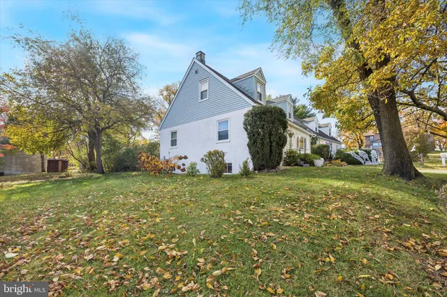 a view of a house with backyard and trees