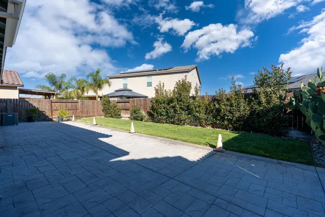 a view of a pathway with a yard