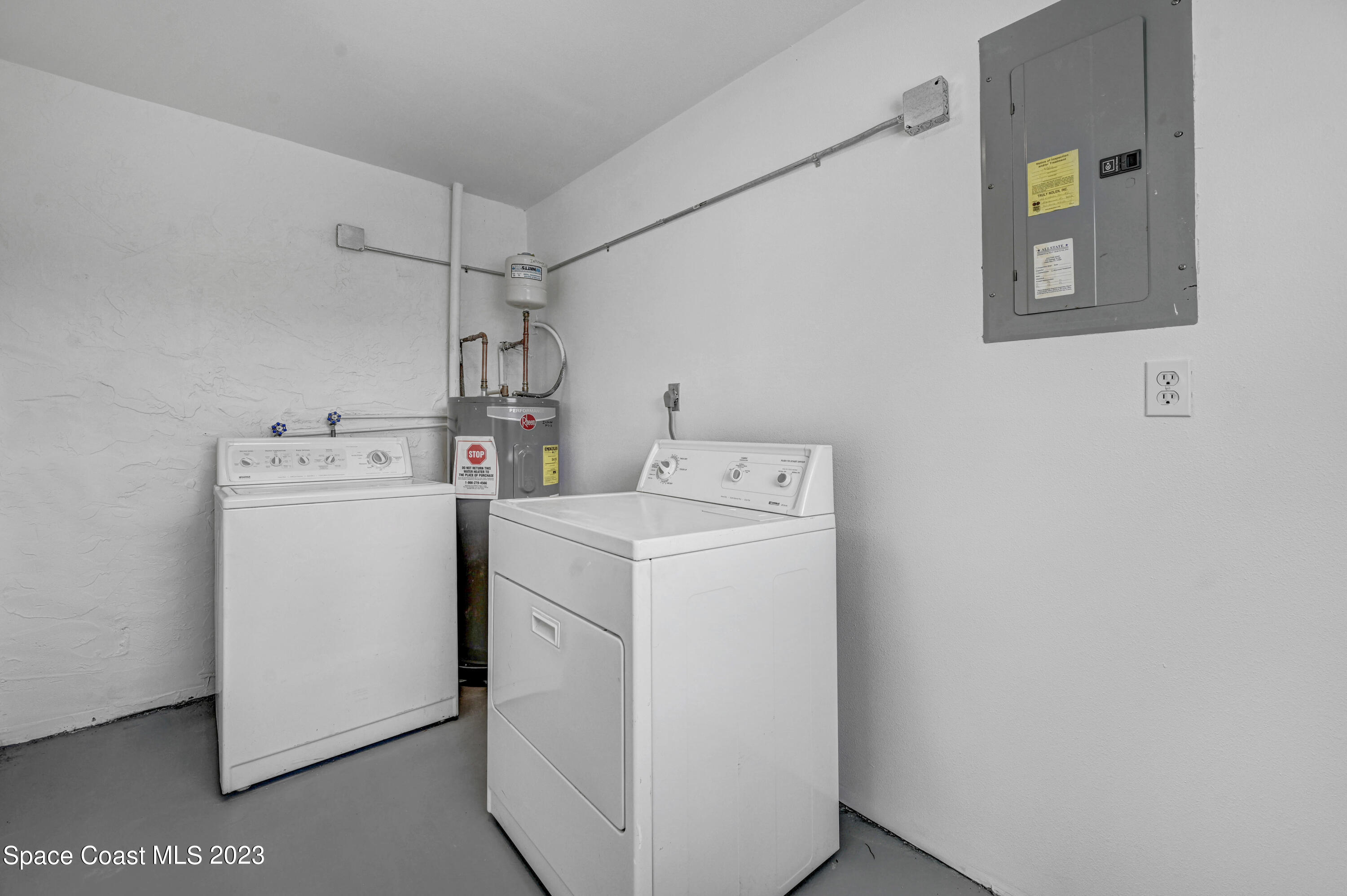 2781 Hereford Road Melbourne, FL 32935 - Photo 18 of 33 a utility room with dryer and washer