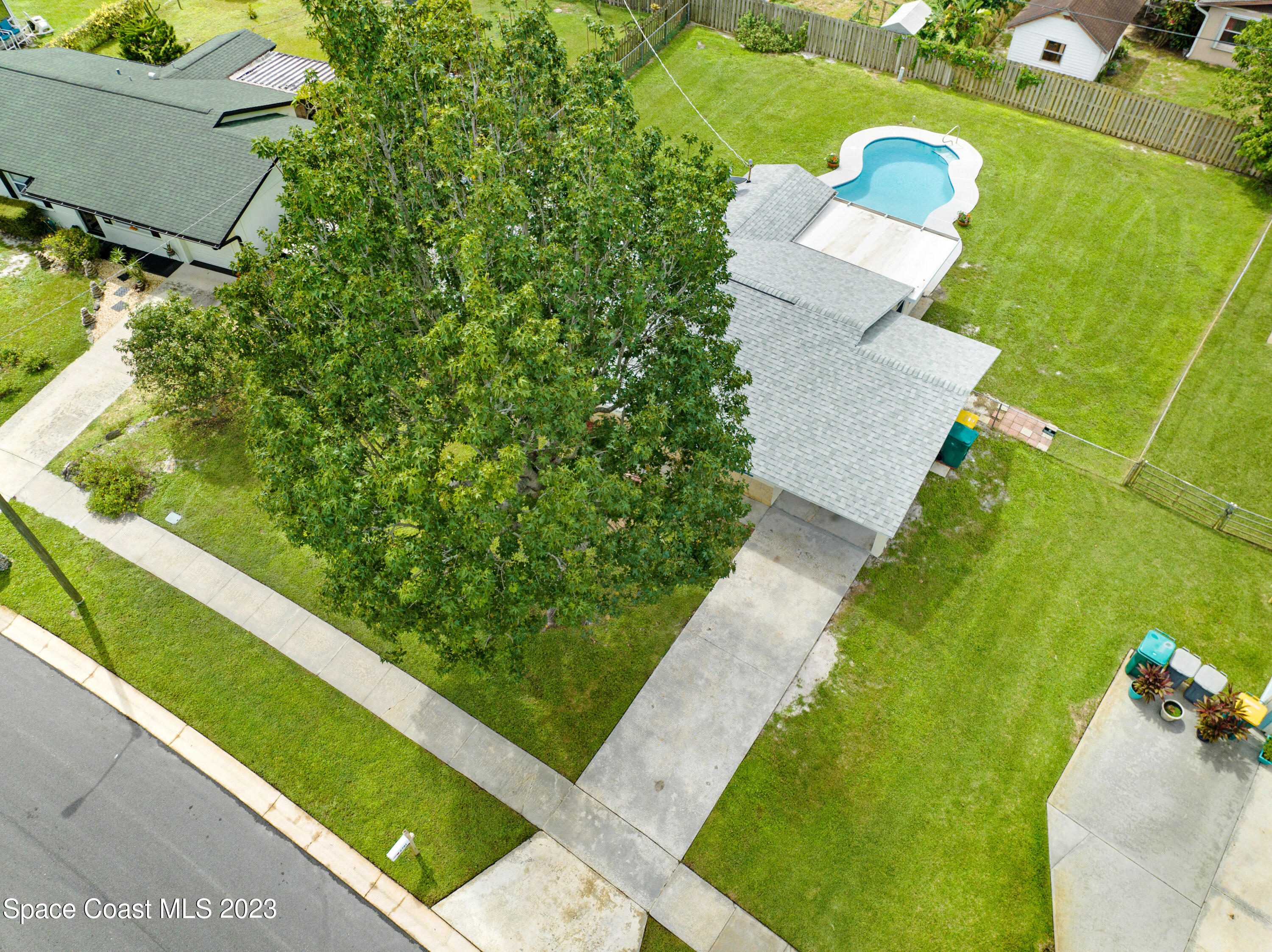 2781 Hereford Road Melbourne, FL 32935 - Photo 29 of 33 a view of a yard with table