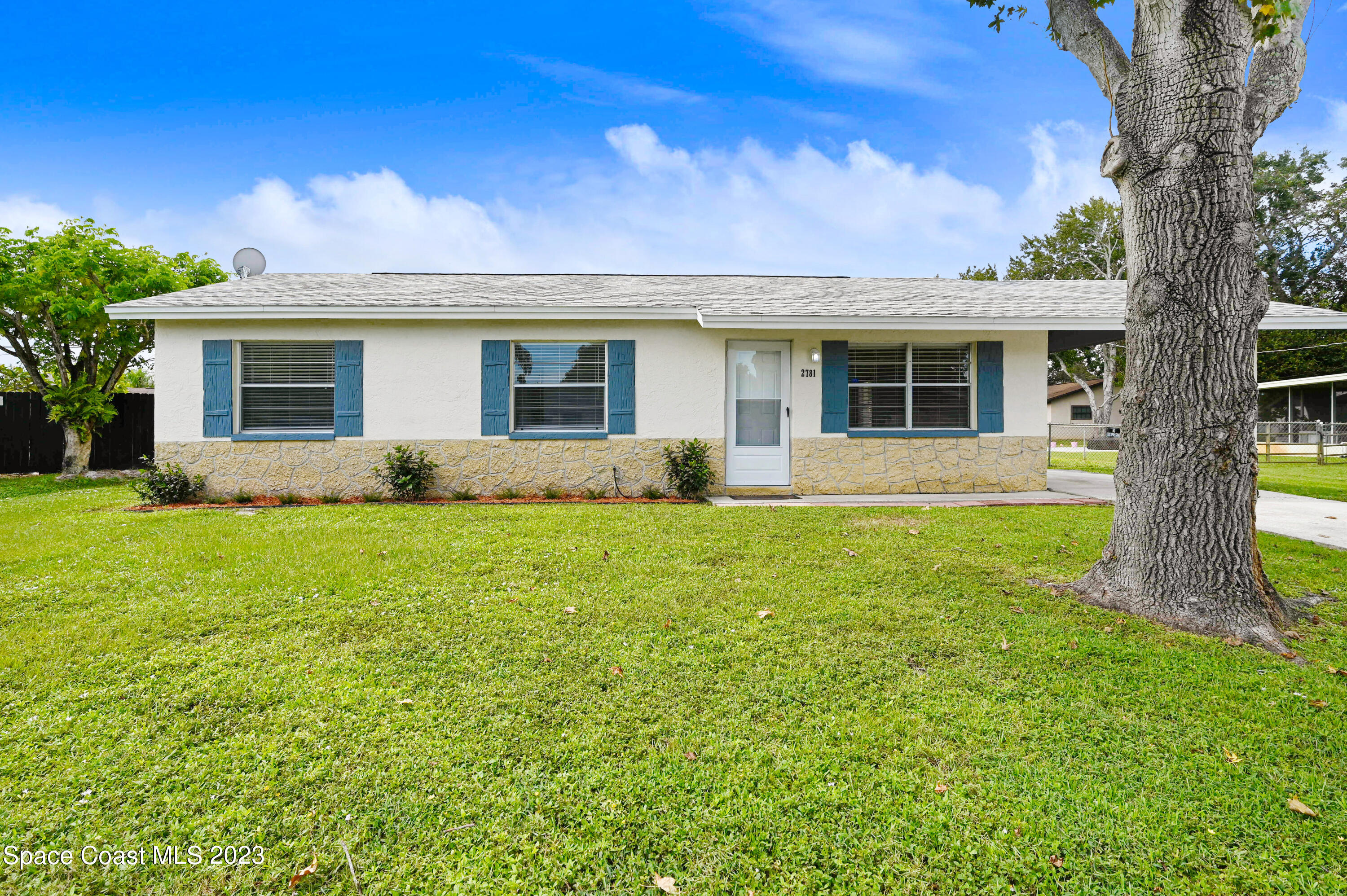 2781 Hereford Road Melbourne, FL 32935 - Photo 5 of 33 a front view of house with yard and green space