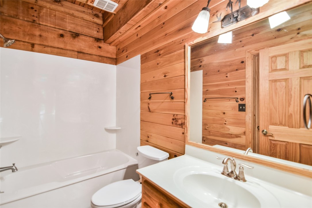 159 Willow Walk Sunset, SC 29685 - Photo 13 of 41 Main Level Full-Size Bath