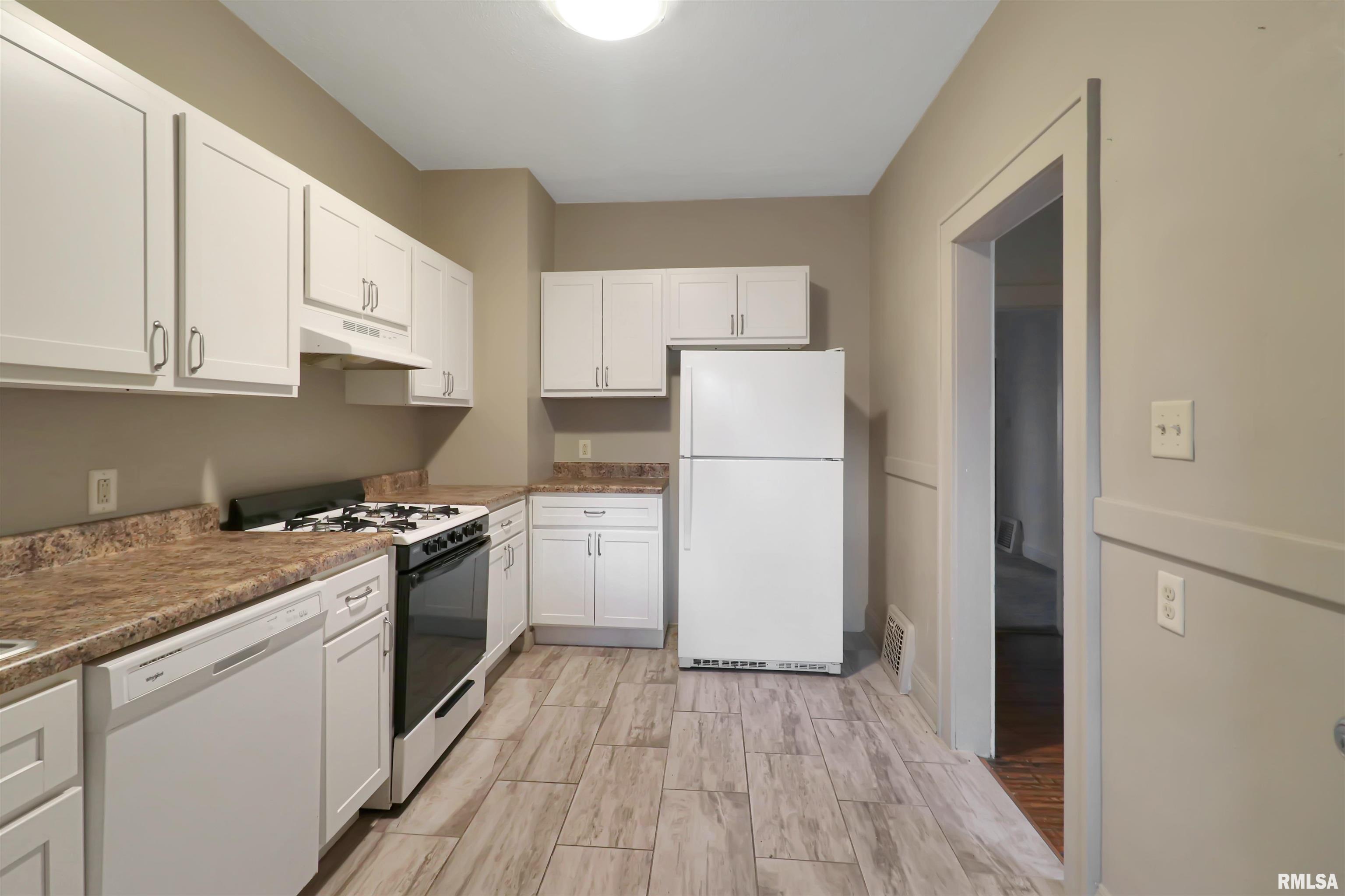 1019 North Farmington Road Peoria, IL 61606 - Photo 7 of 23