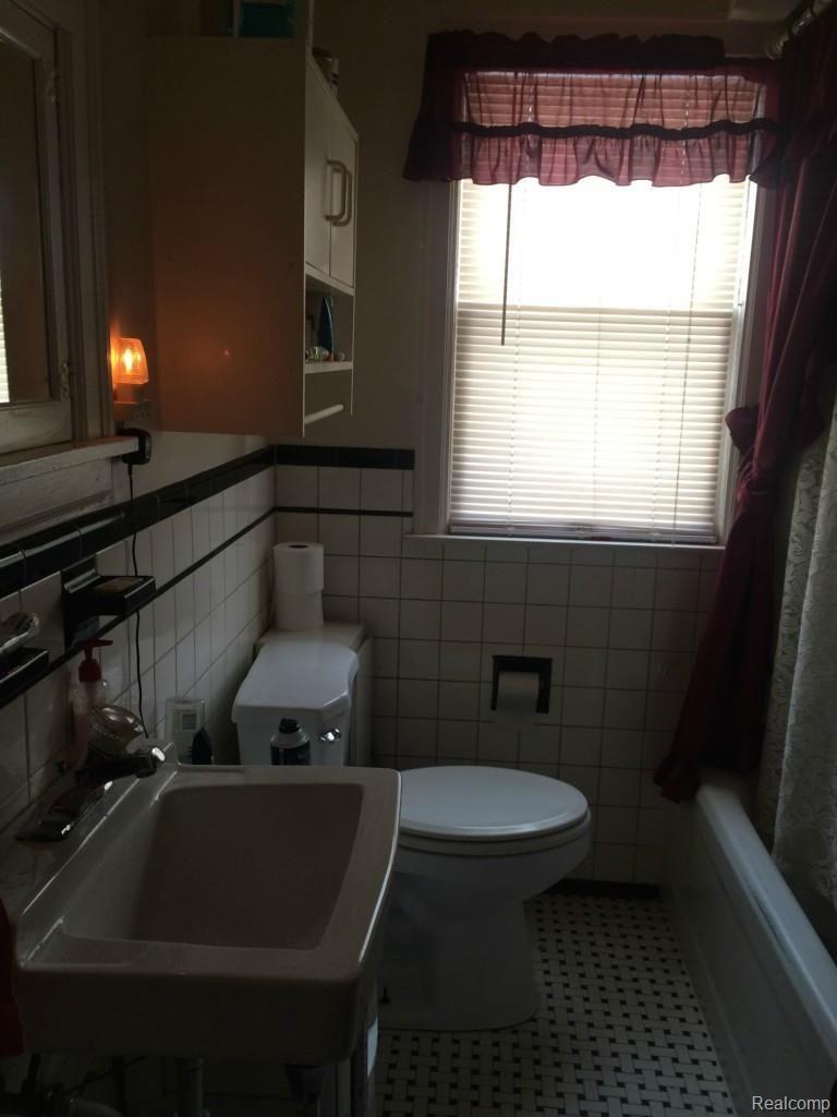 6685 Auburn Road Utica, MI 48317 - Photo 8 of 10 IMG_5784.jpg