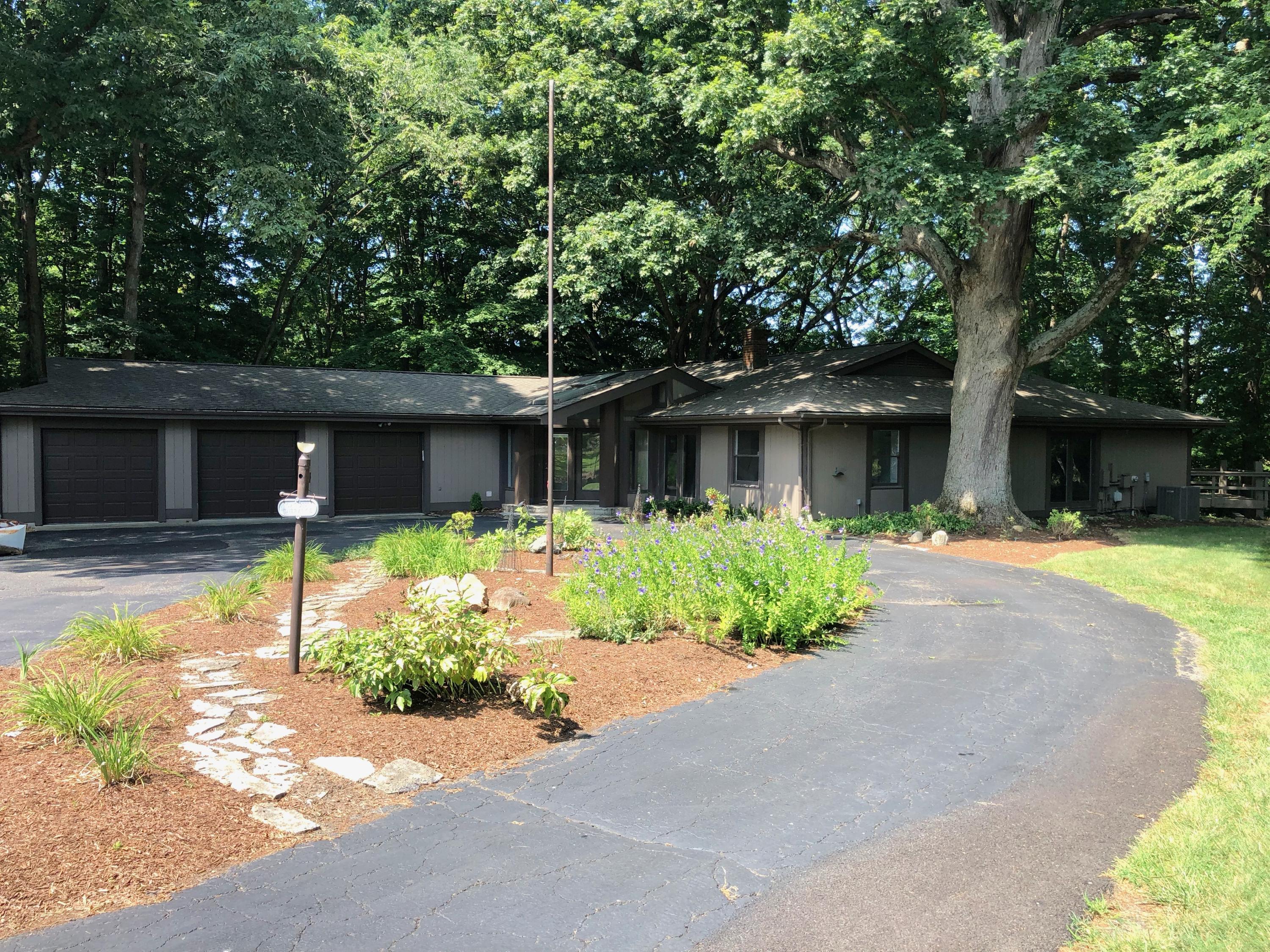 8015 Flint Road Columbus, OH 43235 - Photo 2 of 46