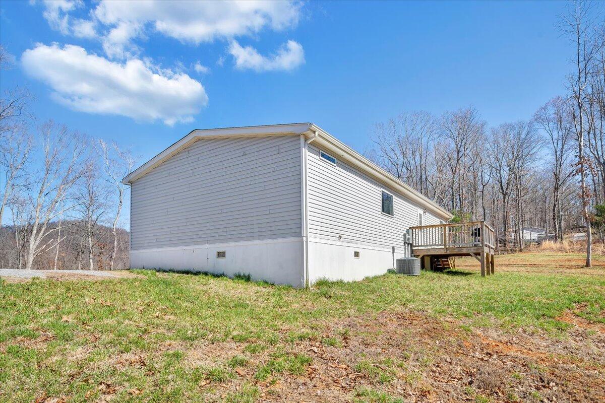 4063 Saunders Road Vinton, VA 24179 - Photo 33 of 37 a view of a back yard of the house