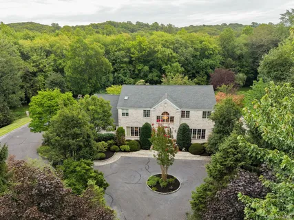$2,499,000 | 4 Ariana Court, Oyster Bay, NY 11771