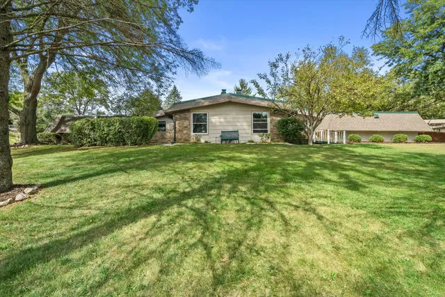 $639,900 | 108 East Oak Crest Drive, Unit 110, Wales, WI 53183