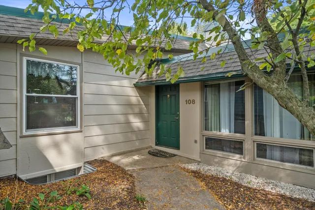 $639,900 | 108 East Oak Crest Drive, Unit 110, Wales, WI 53183