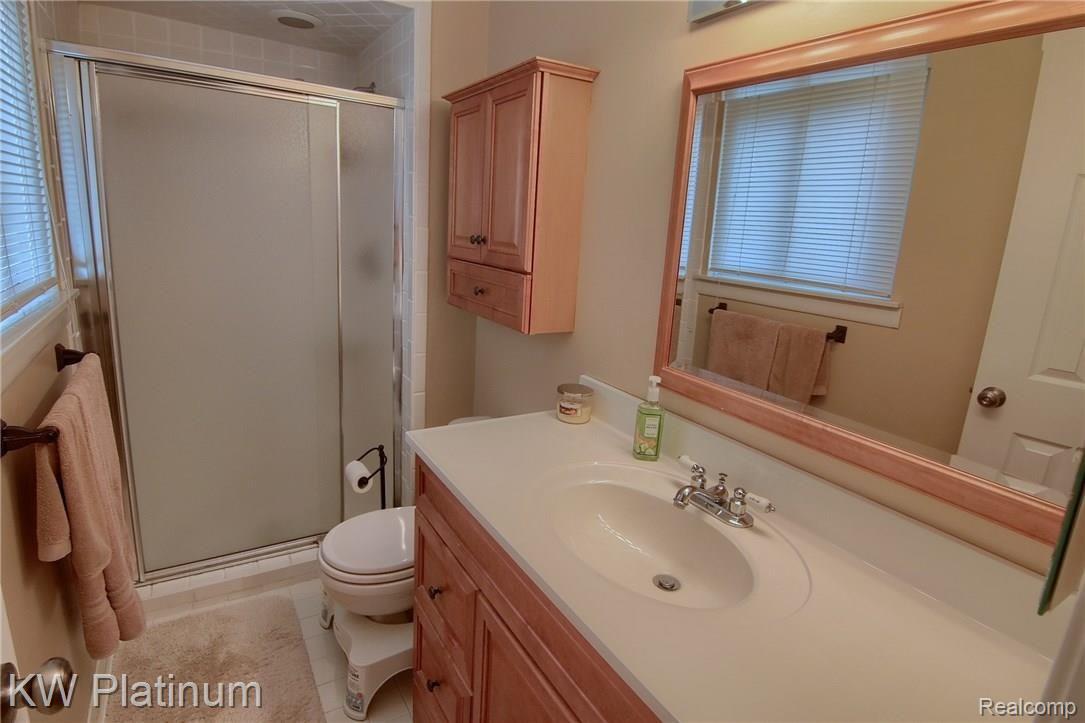 1628 Dennett Lane Rochester, MI 48307 - Photo 27 of 31 Bathroom.jpg