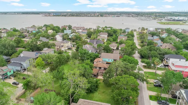 $565,000 | 224 Clear Lake Road, Clear Lake Shores, TX 77565