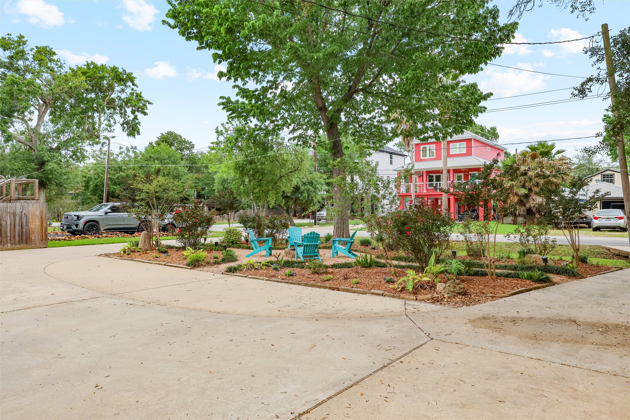 224 Clear Lake Road Clear Lake Shores, TX 77565 - Photo 6 of 50 Circle Drive for convenient hassle-free parking