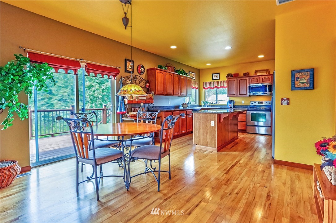 661 East Soderberg Road Allyn, WA 98524 - Photo 4 of 25 Gallery Image 4