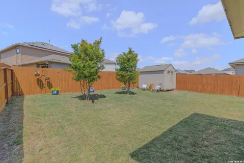 a view of a backyard