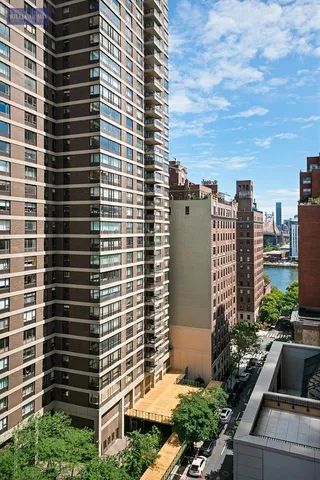 $975,000 | 420 East 58th Street, Unit 15A | Sutton Place