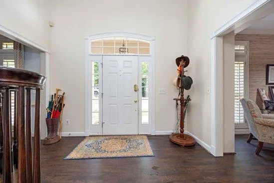 a view of an entryway with livingroom