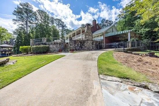 a view of a house with a yard