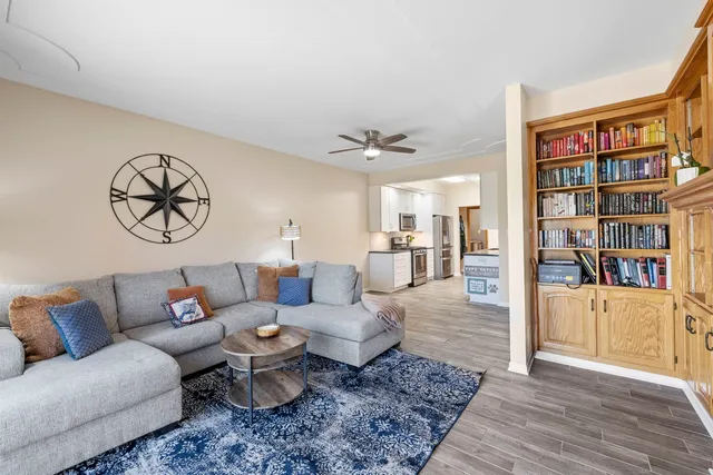 $444,000 | 9 Lake Katherine Drive, Palos Heights, IL 60463