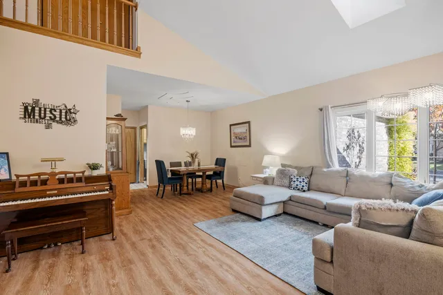 $444,000 | 9 Lake Katherine Drive, Palos Heights, IL 60463