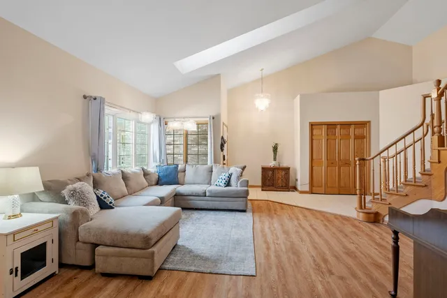 $444,000 | 9 Lake Katherine Drive, Palos Heights, IL 60463