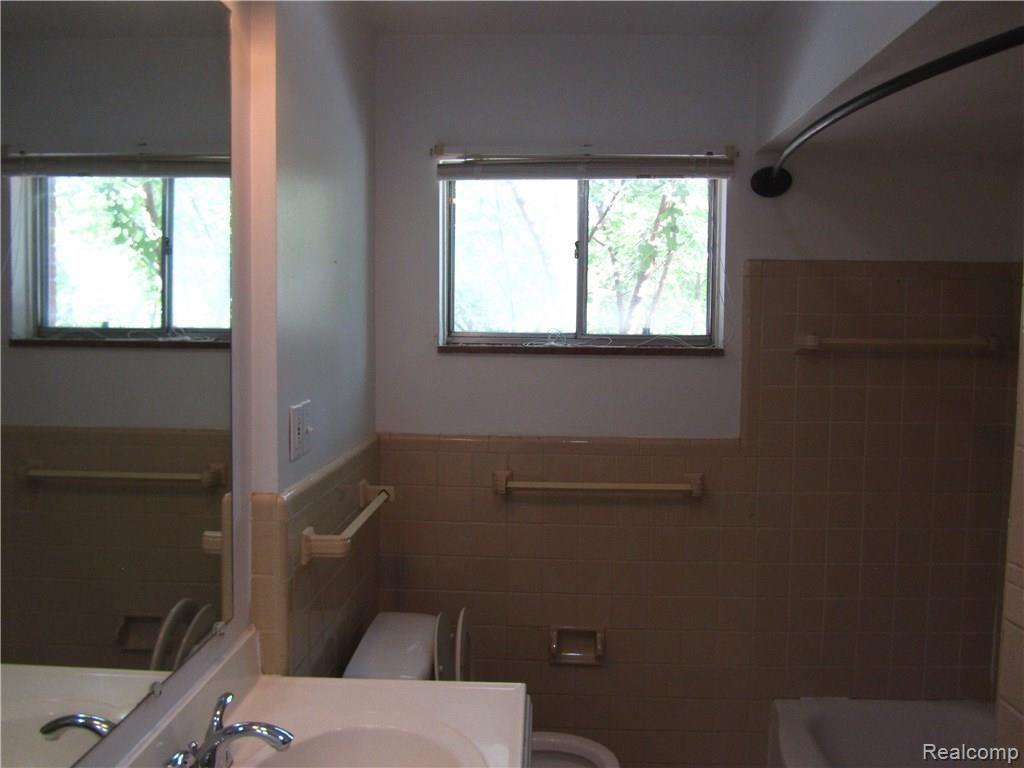14211 Inkster Road Livonia, MI 48154 - Photo 19 of 24