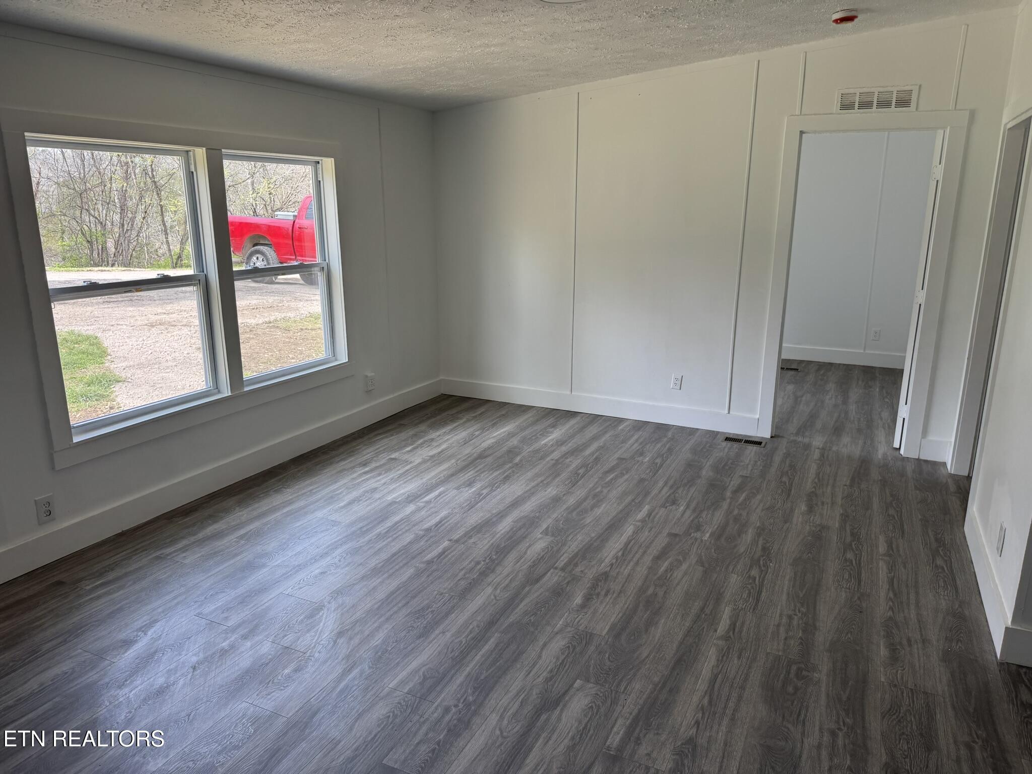 4414 Mission Road Southeast Knoxville, TN 37920 - Photo 3 of 19 3