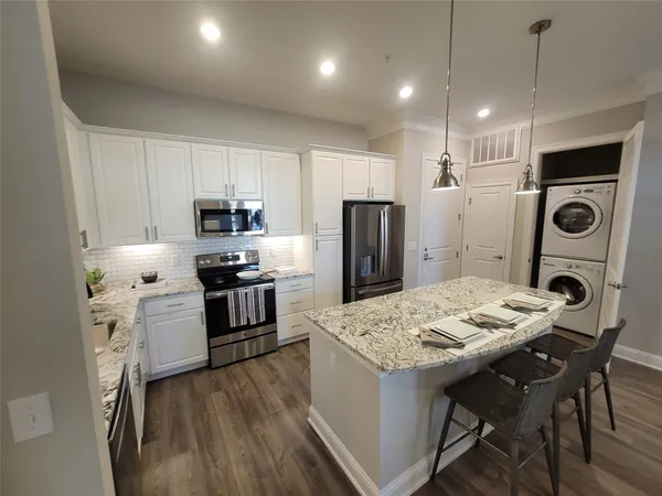 $1,920 | 2111 Austin Street, Unit 241, Houston, TX 77002