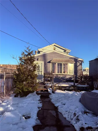 $550,000 | 155-31 Bayview Avenue | Rosedale