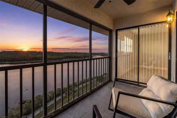 a view of kitchen with washer and dryer