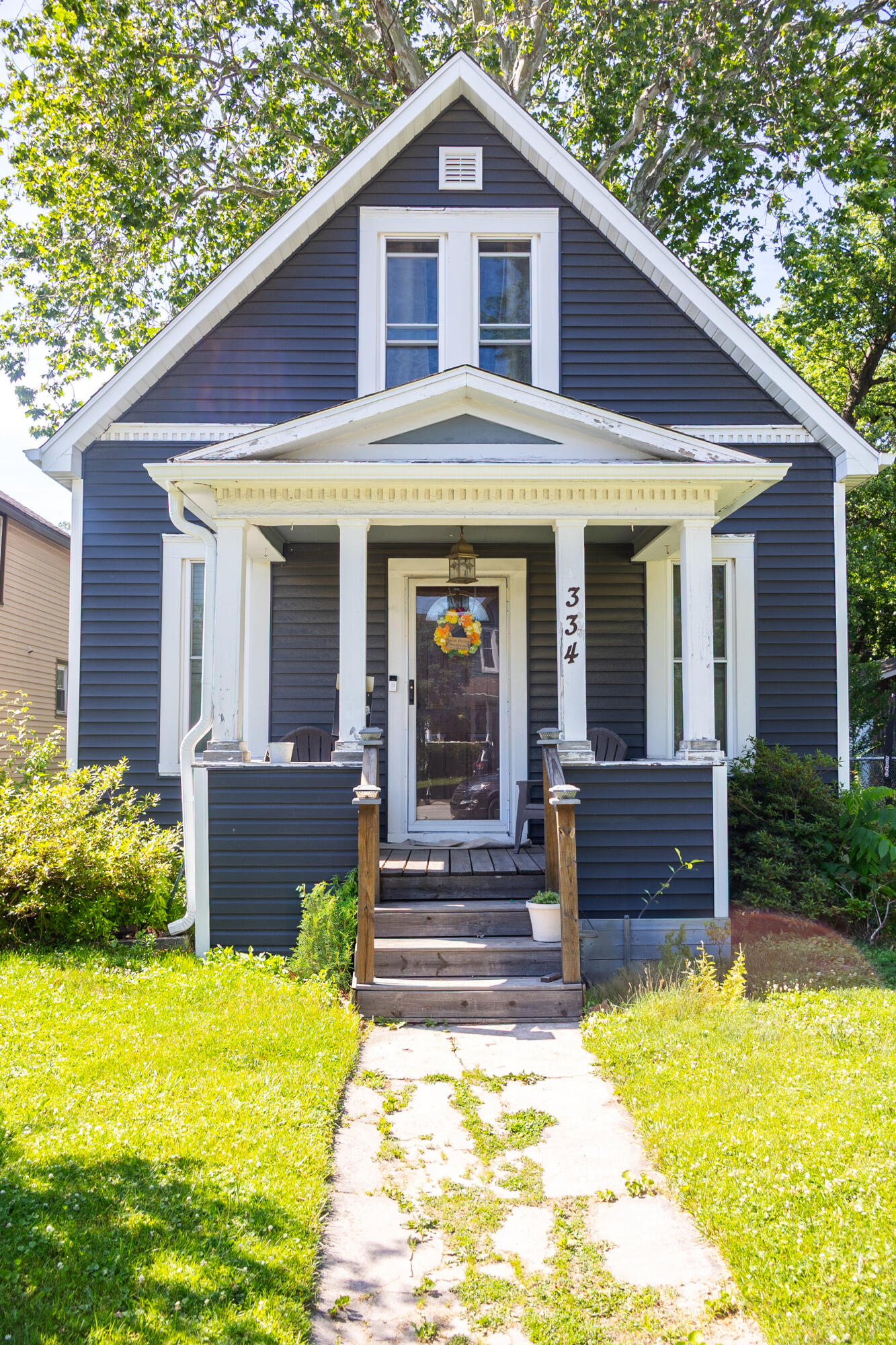 334 Franklin Street Chesterton, IN 46304 - Photo 1 of 20 a front view of a house with a yard