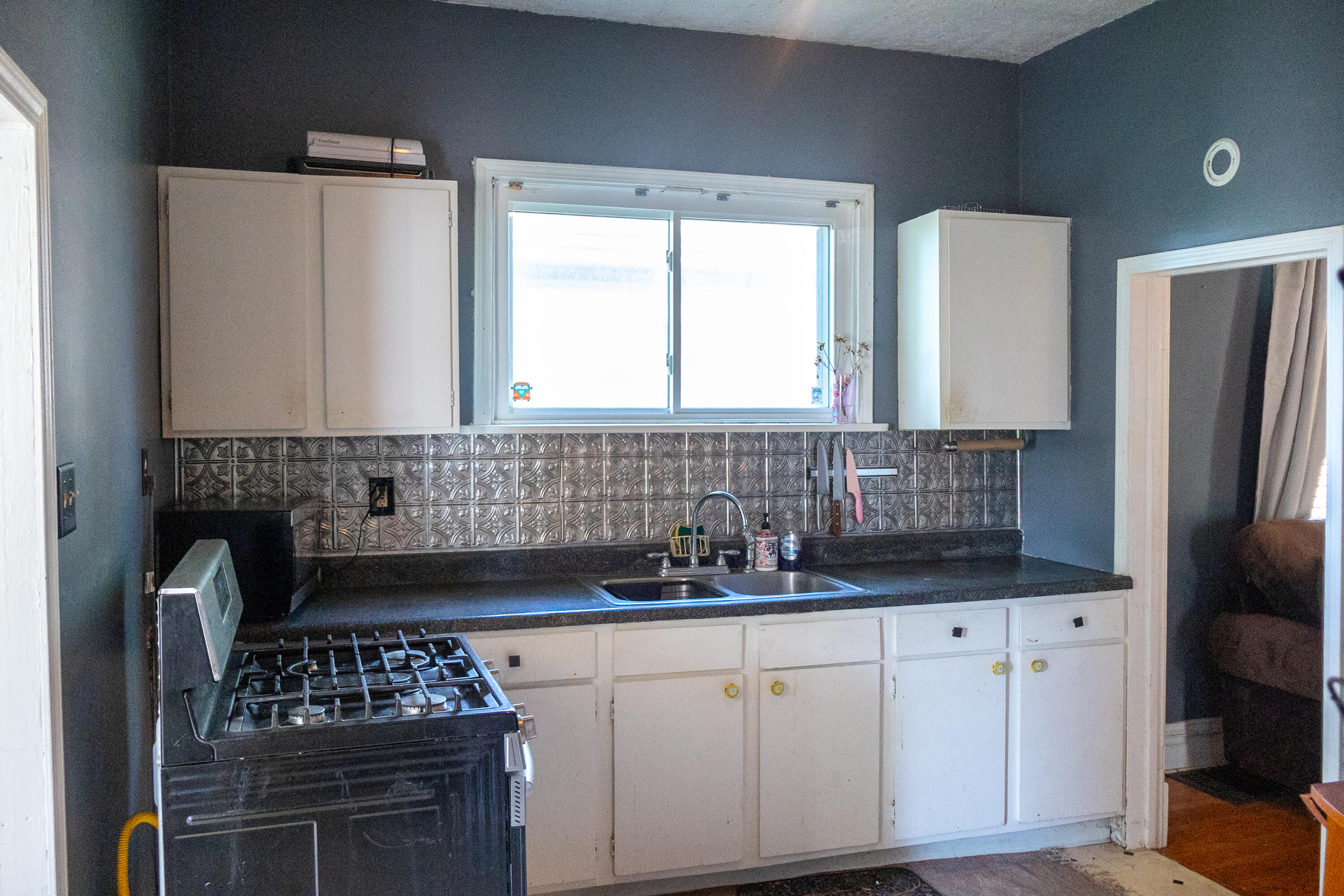 334 Franklin Street Chesterton, IN 46304 - Photo 4 of 20 a kitchen with granite countertop a sink and a refrigerator