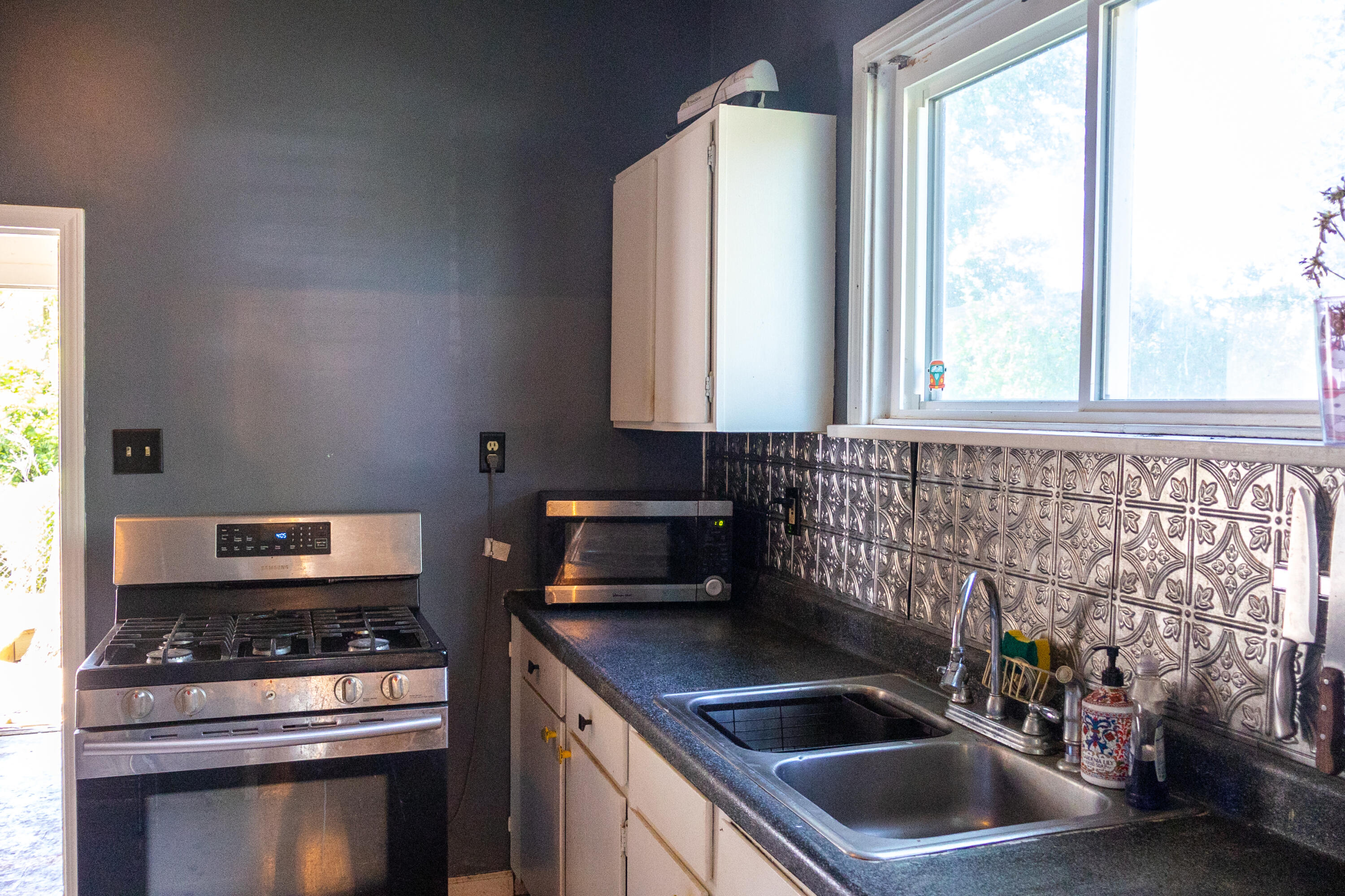 334 Franklin Street Chesterton, IN 46304 - Photo 6 of 20 a kitchen that has a sink and a stove