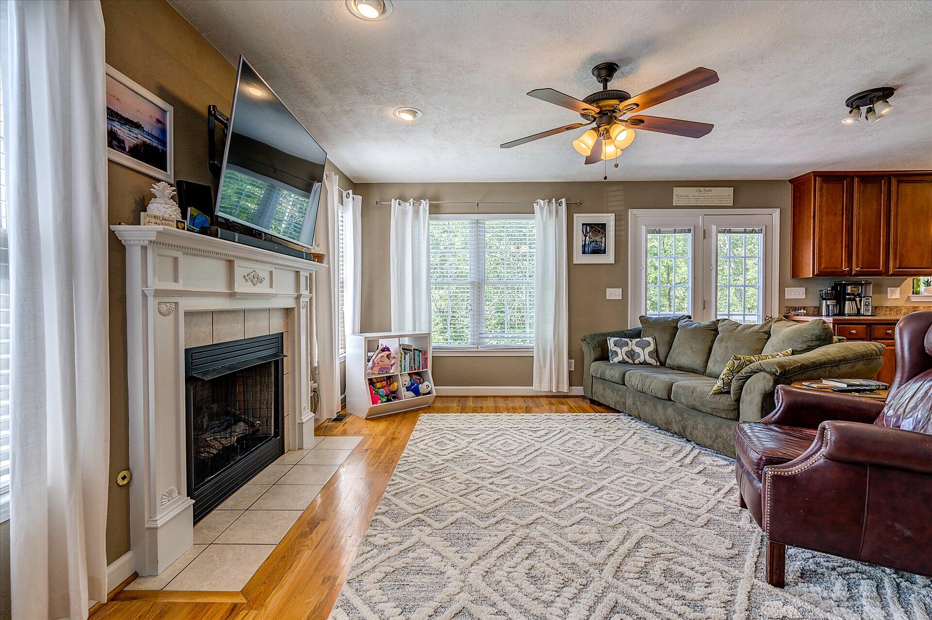 2838 Green Ridge Road Roanoke, VA 24019 - Photo 5 of 29 05-DSC00221_2_3_4_5