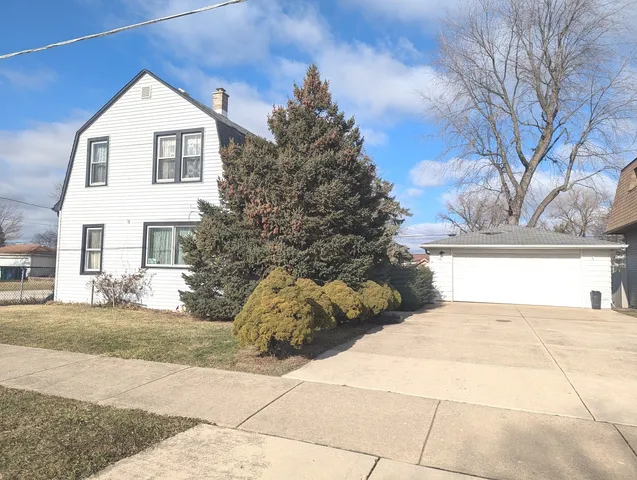 a view of backyard of house