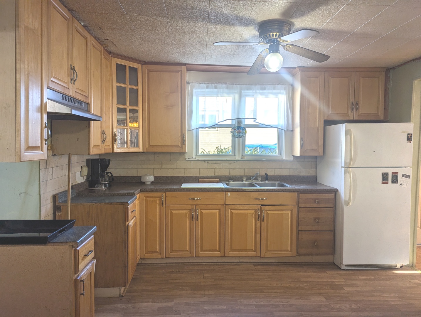 5708 West 84th Place Burbank, IL 60459 - Photo 4 of 15 a kitchen with a stove a refrigerator and a sink