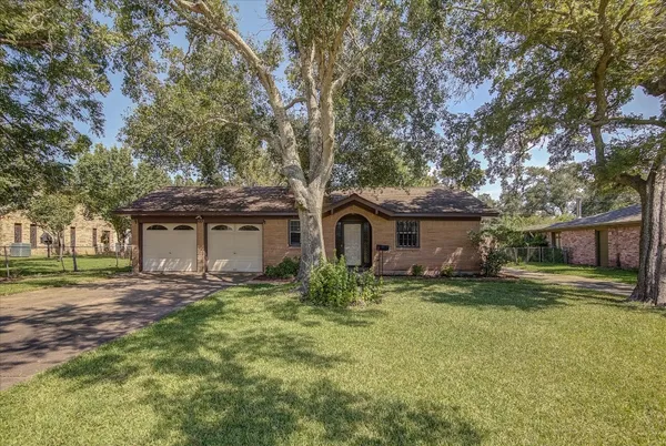 $254,900 | 332 Crestwood Street, Clute, TX 77531