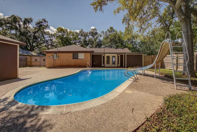 a view of a house with backyard