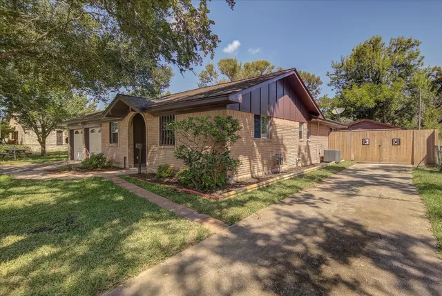 $269,900 | 332 Crestwood Street, Clute, TX 77531