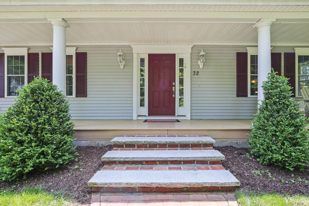 32 Tannery Road Sturbridge, MA 01518 - Photo 4 of 35 a front view of a house