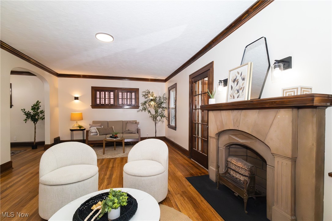 1319 Plainfield Road Cleveland, OH 44121 - Photo 10 of 49 Living room