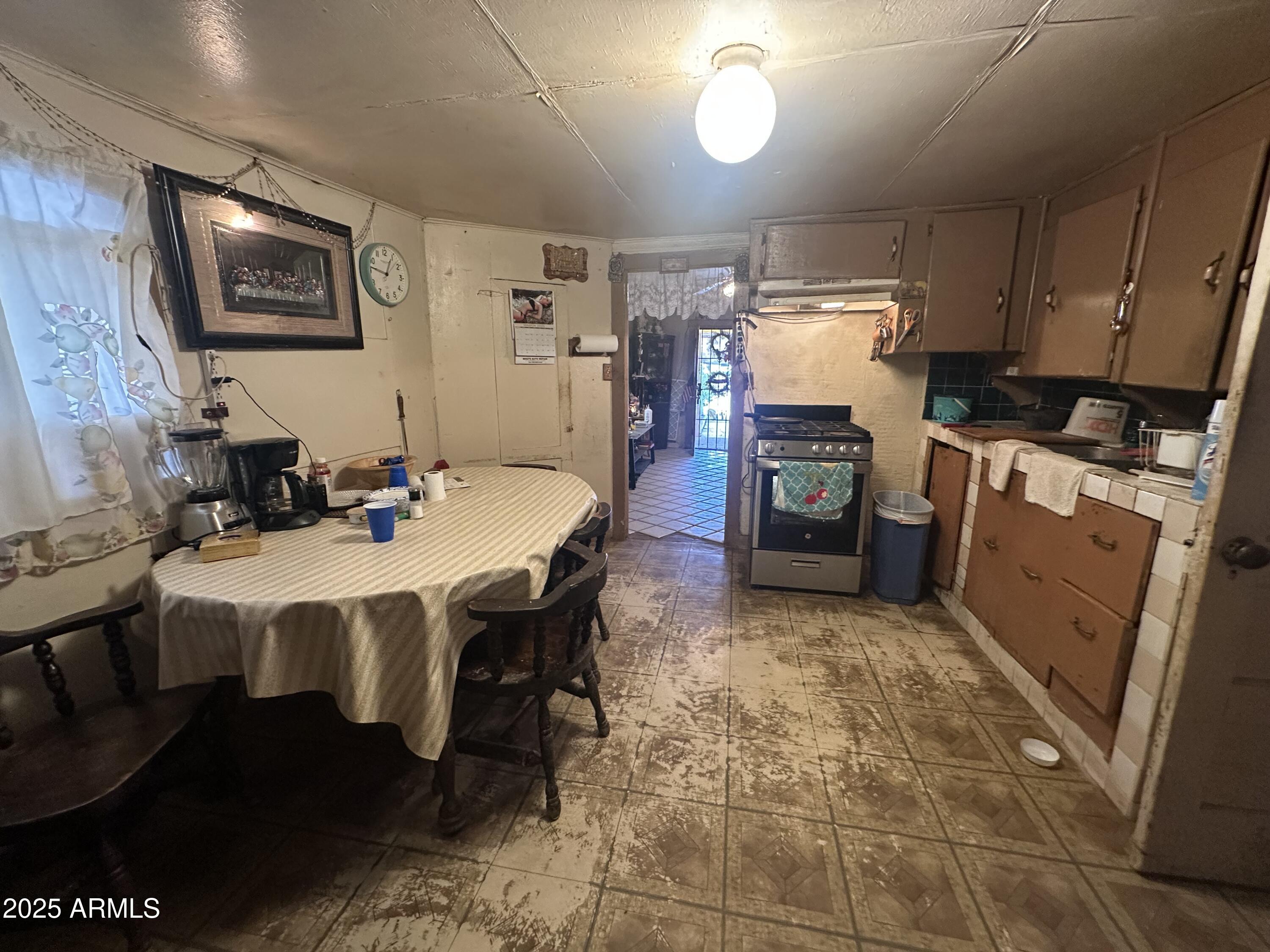 505 North D Street Eloy, AZ 85131 - Photo 10 of 25 a dining room with furniture and window