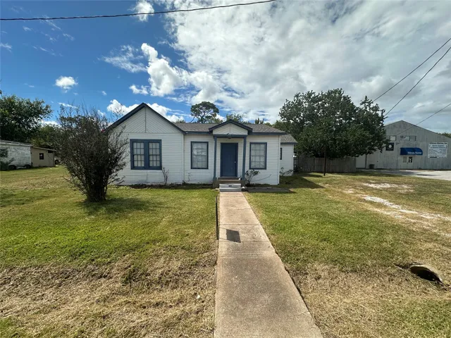 a view of a house with a yard