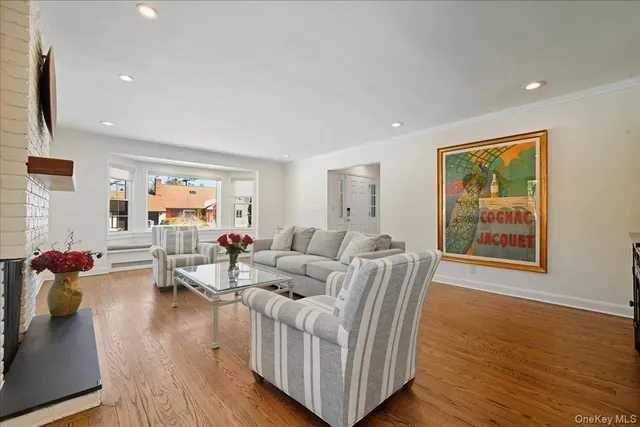 $1,899,000 | 5 Glenwood Lane, Roslyn Heights, NY 11577