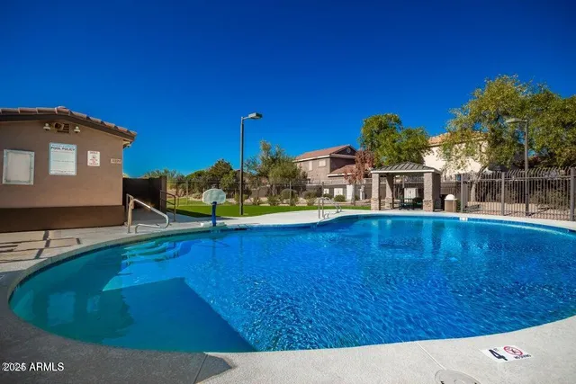 a view of yard with an trees