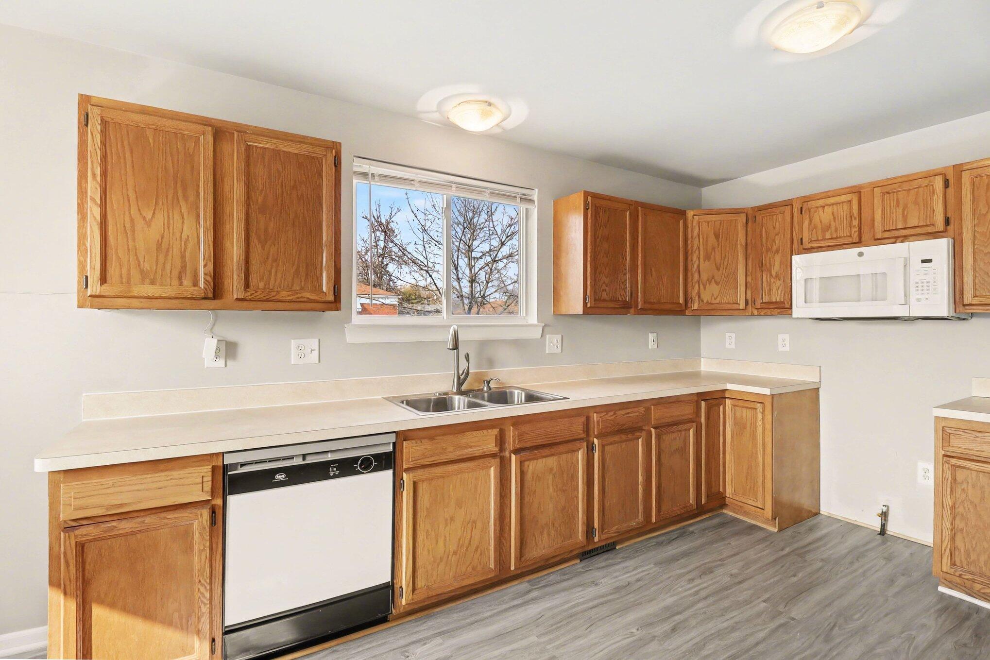 17245 Martin Road Roseville, MI 48066 - Photo 11 of 30 015_file_2697