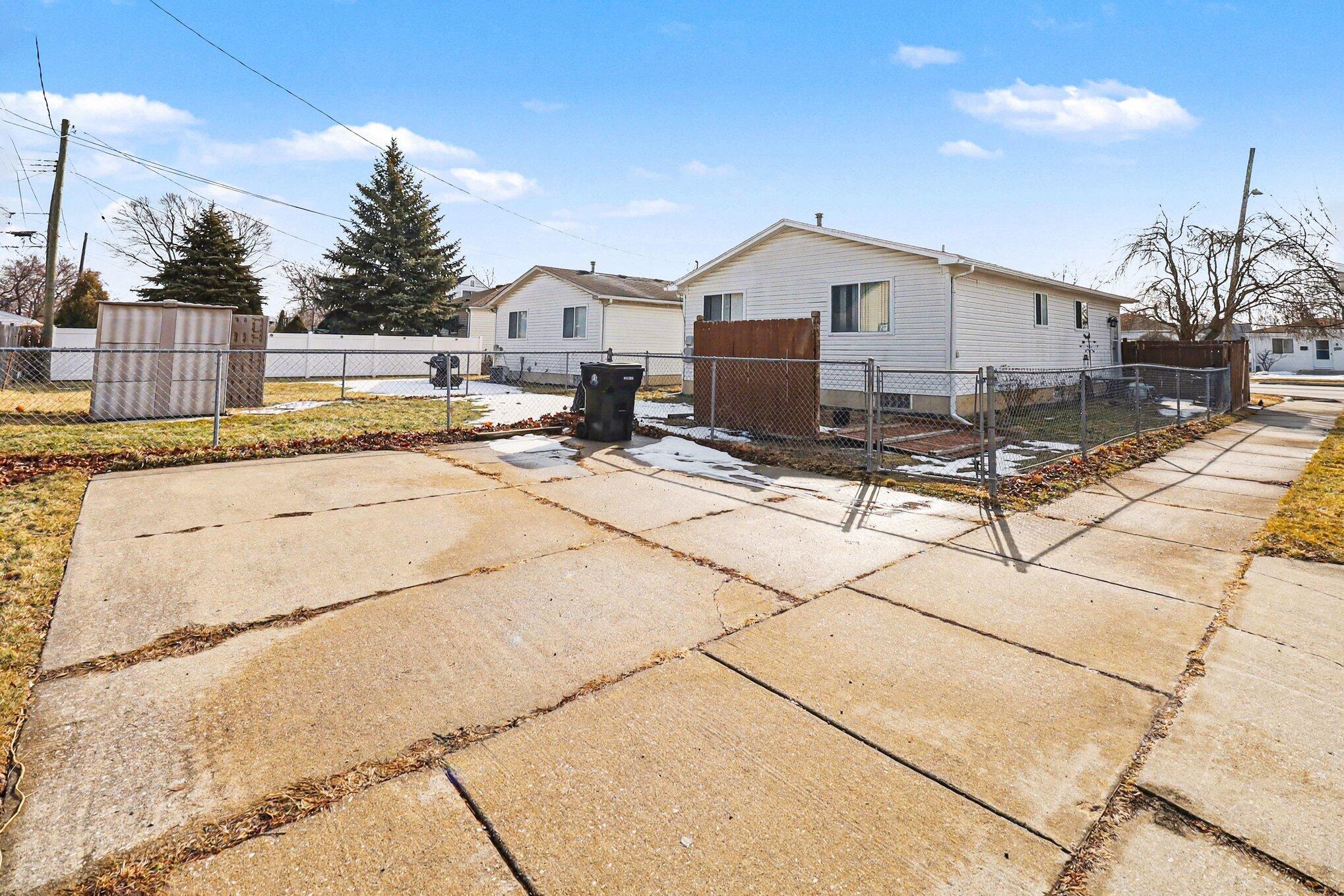 17245 Martin Road Roseville, MI 48066 - Photo 27 of 30 026_file_5011