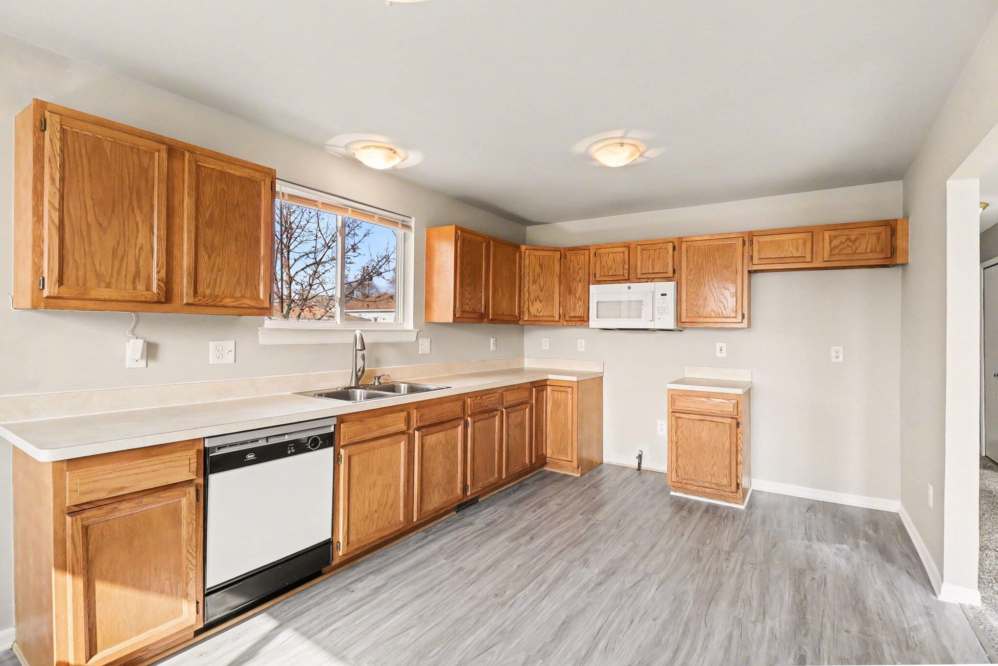 17245 Martin Road Roseville, MI 48066 - Photo 10 of 30 014_file_4281