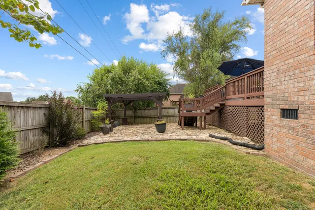 a view of a backyard