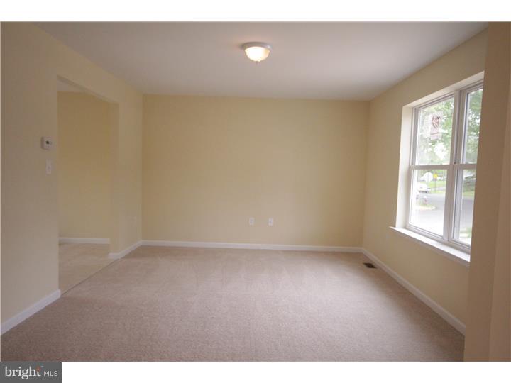505 Ridge Avenue Hamilton, NJ 08610 - Photo 6 of 22 Living Room