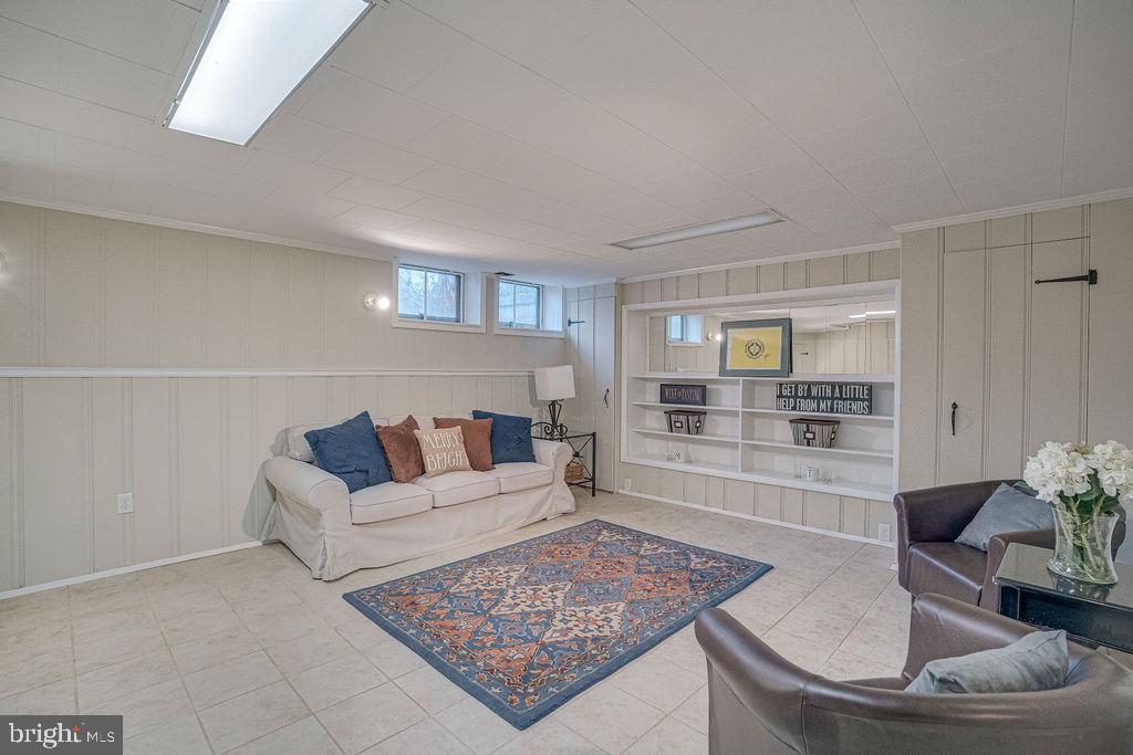 6471 Blenheim Road Baltimore, MD 21212 - Photo 21 of 50 Built-in Shelving for Mementos